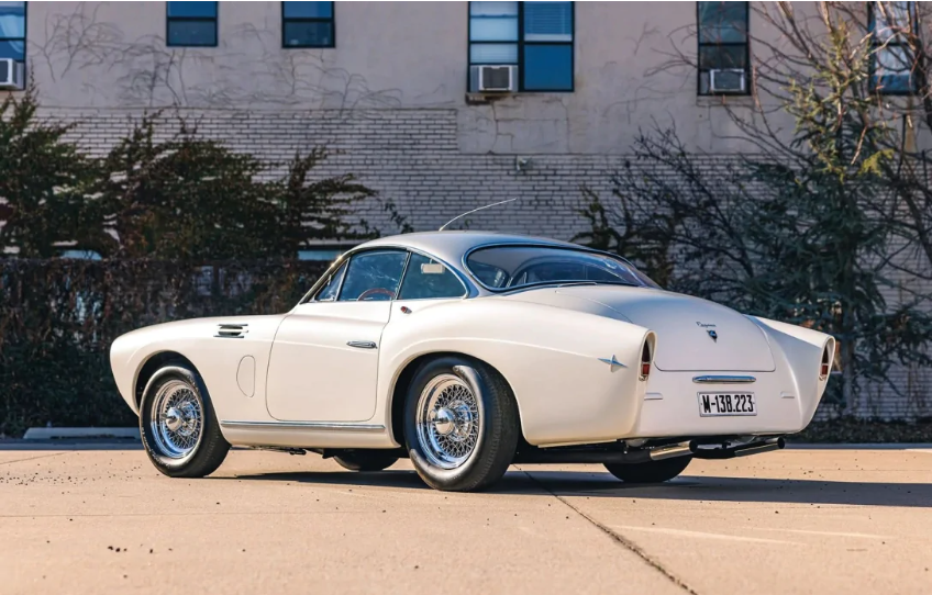 На аукцион выставили очень редкий раритетный спорткар от украинского дизайна: фото